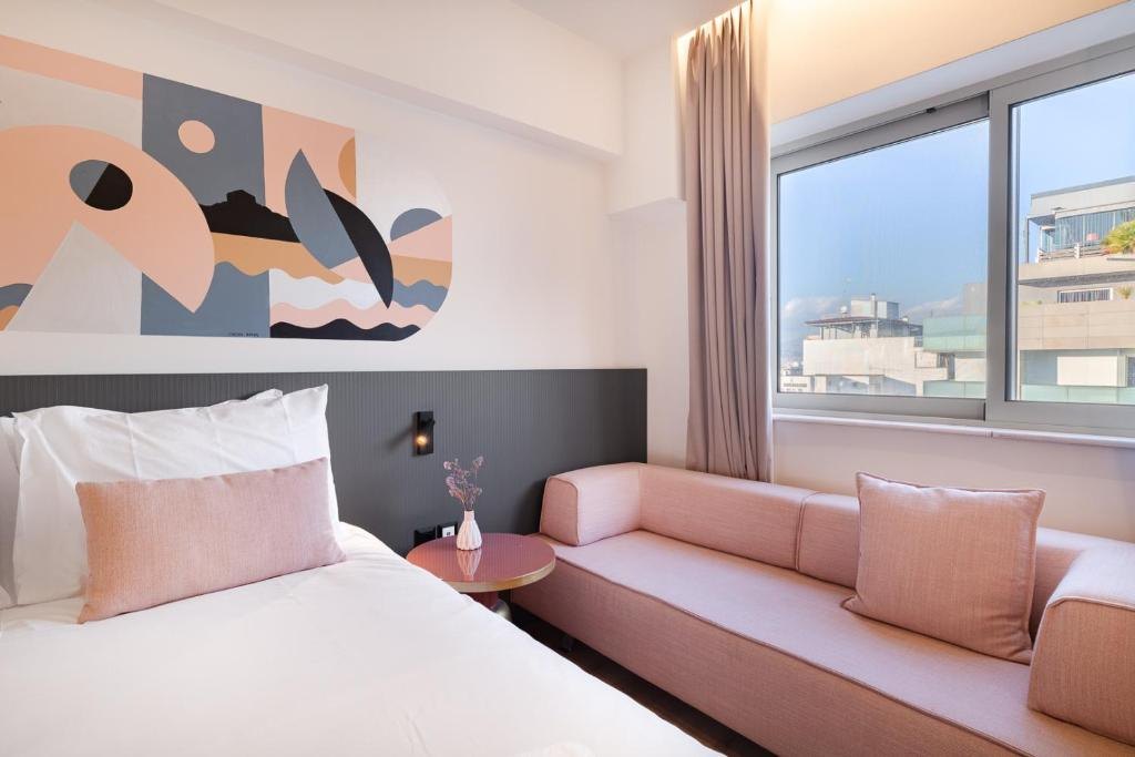 Deluxe Suite, καναπές κάτω από το παράθυρο