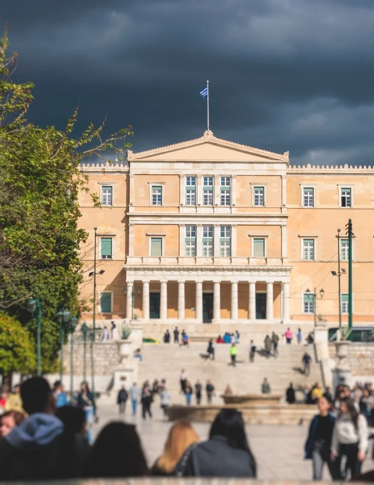 Η Βουλή από την πλατεία Συντάγματος